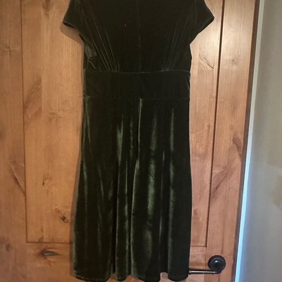 Emerald green velvet feel dress. Retro-stage - Picture 3 of 5